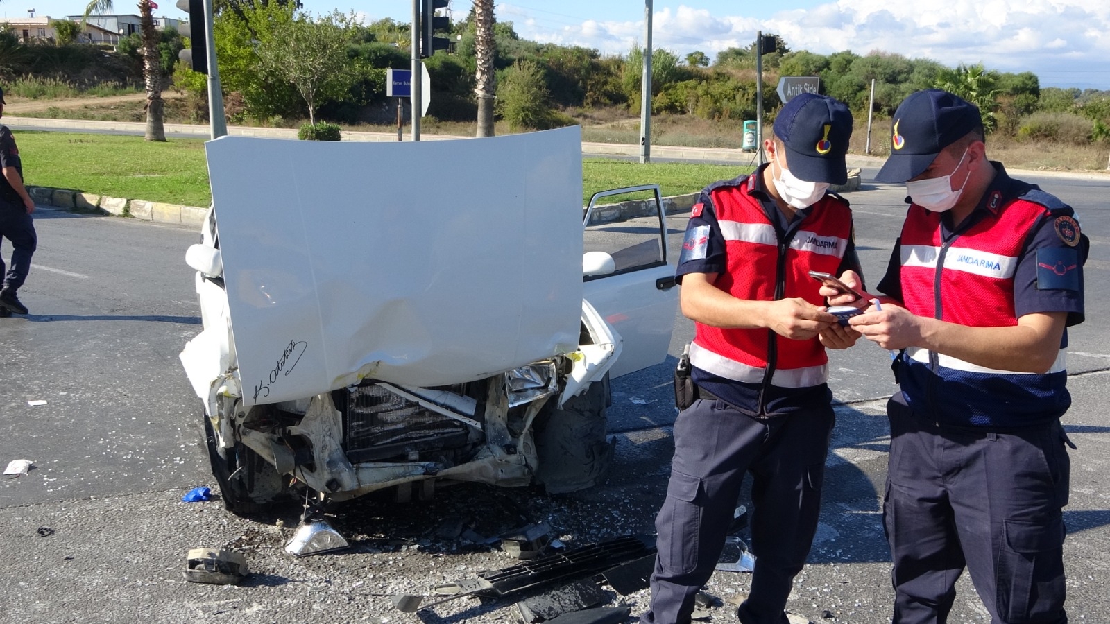 Kırmızı Işık İhlali Yapan Otomobil Sürücüsü, Taksi İle Çarpıştı: 1’i Ağır 2 Yaralı