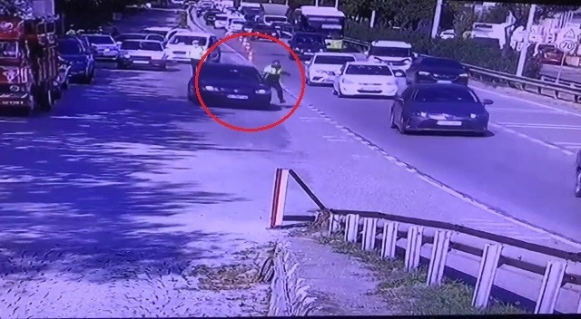 Trafik polisi kaçmak isteyen otomobilin kapısında böyle sürüklendi