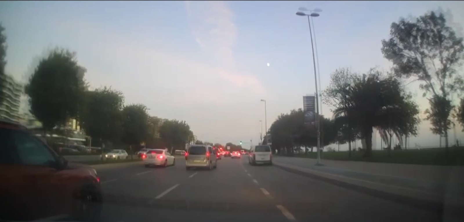 Kartal sahil yolunda art arda makas atan otomobil kamerada