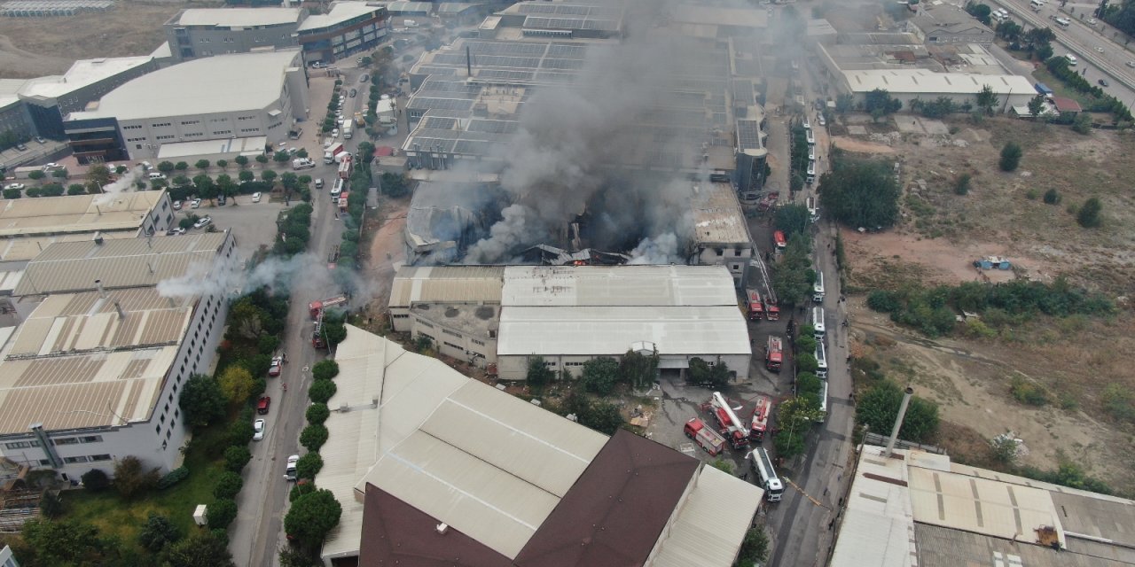 Bursa’da tekstil fabrikasındaki büyük yangın 3 saatin sonunda kontrol altına alındı