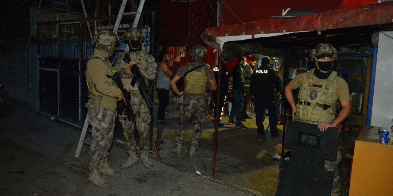 Adana'da ekipler 'Cono' aşiretine operasyon düzenledi: 30 gözaltı