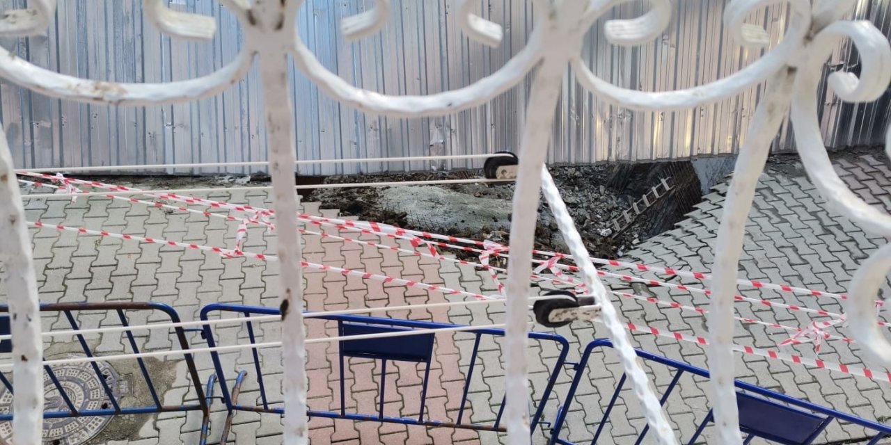 Kağıthane’de bir inşaatın istinat duvarı çöktü, yolda çatlaklar oluştu