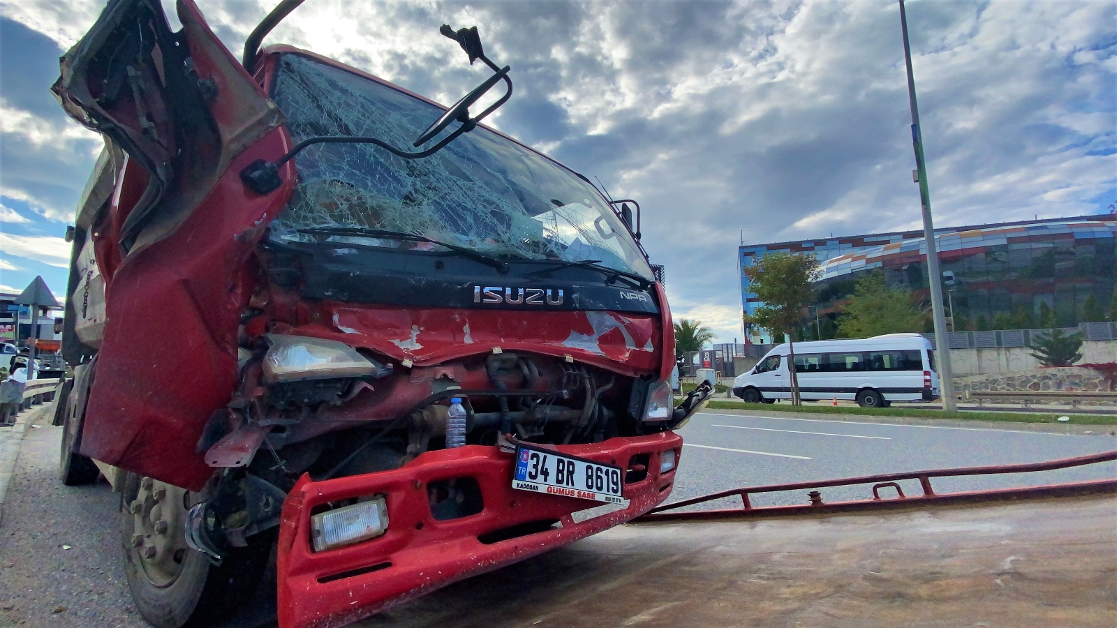 Çarpışan iki kamyondan biri devrildi, sürücü sıkışarak yaralandı