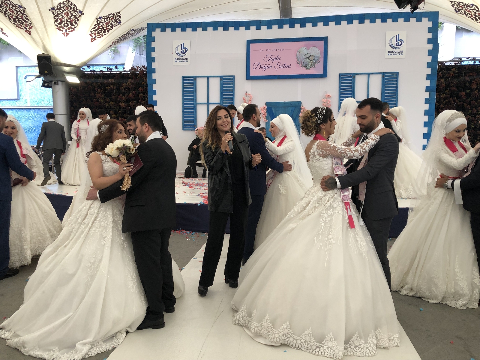 Bağcılar’da toplu düğün şöleni