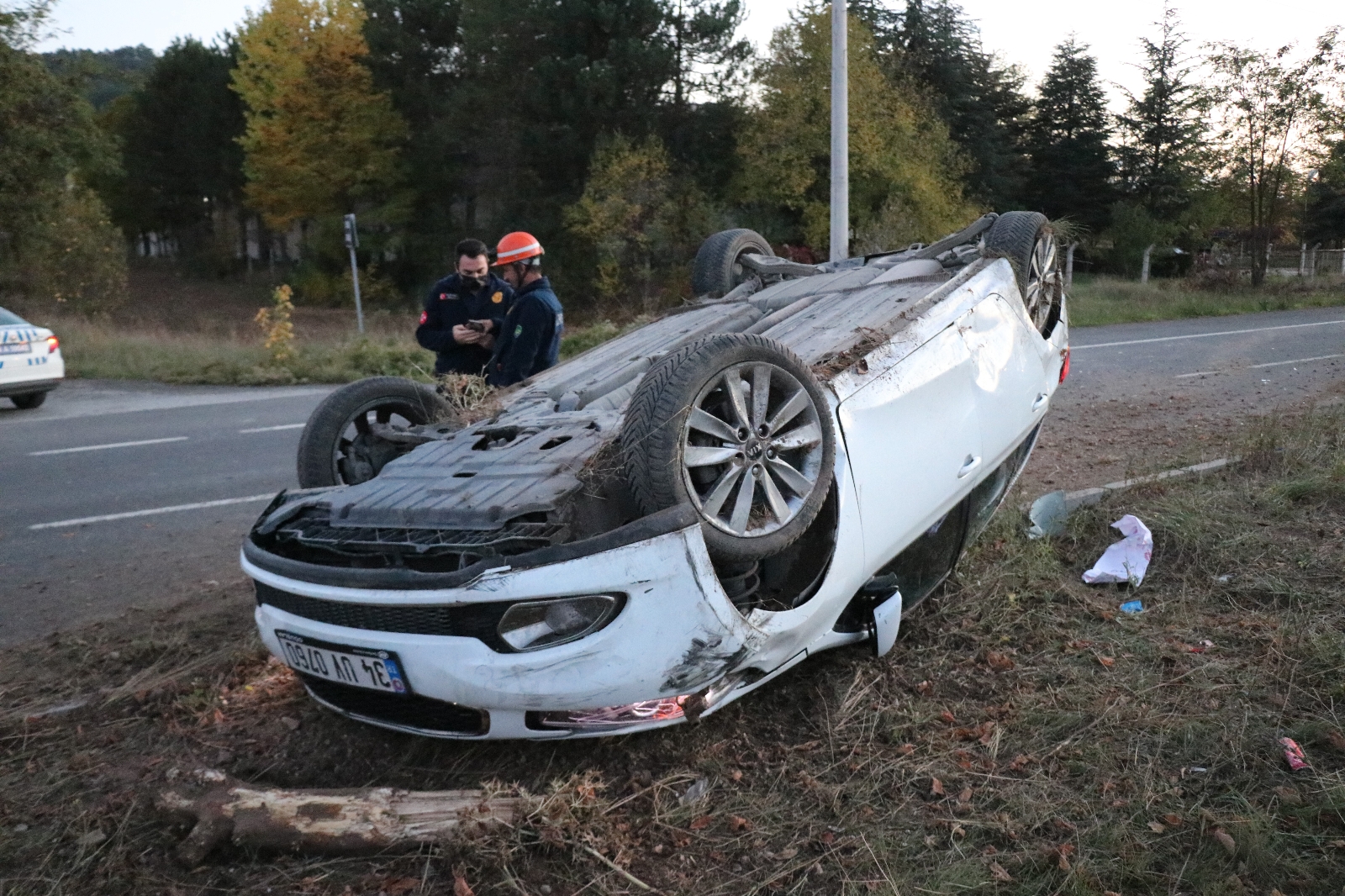 Kaza yapan araçlardan biri devrildi, diğeri nöbet kulübesi bahçesine uçtu: 2 yaralı