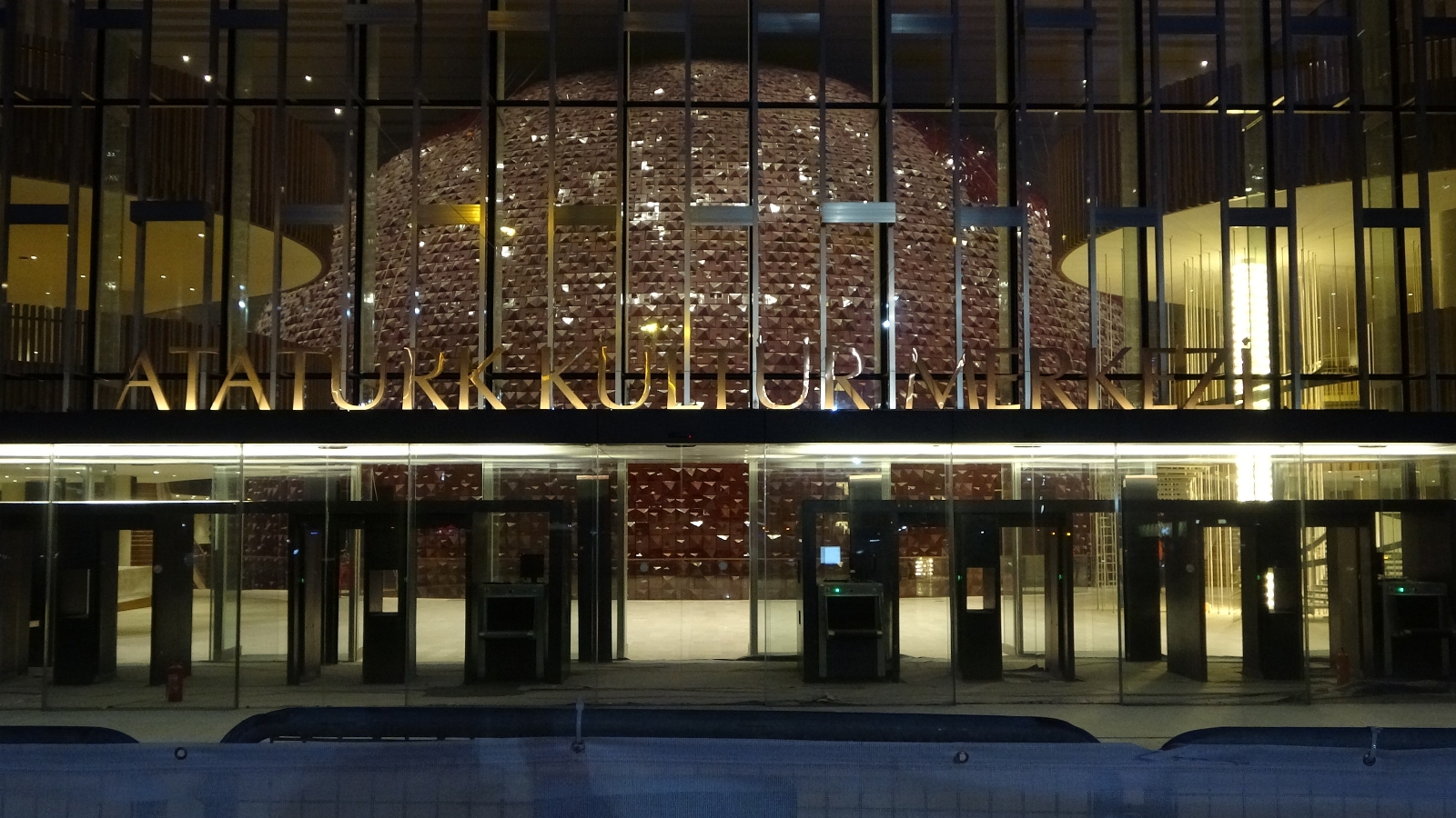 AKM’nin Işıkları Yakıldı, Son Rötuşlar Yapıldı