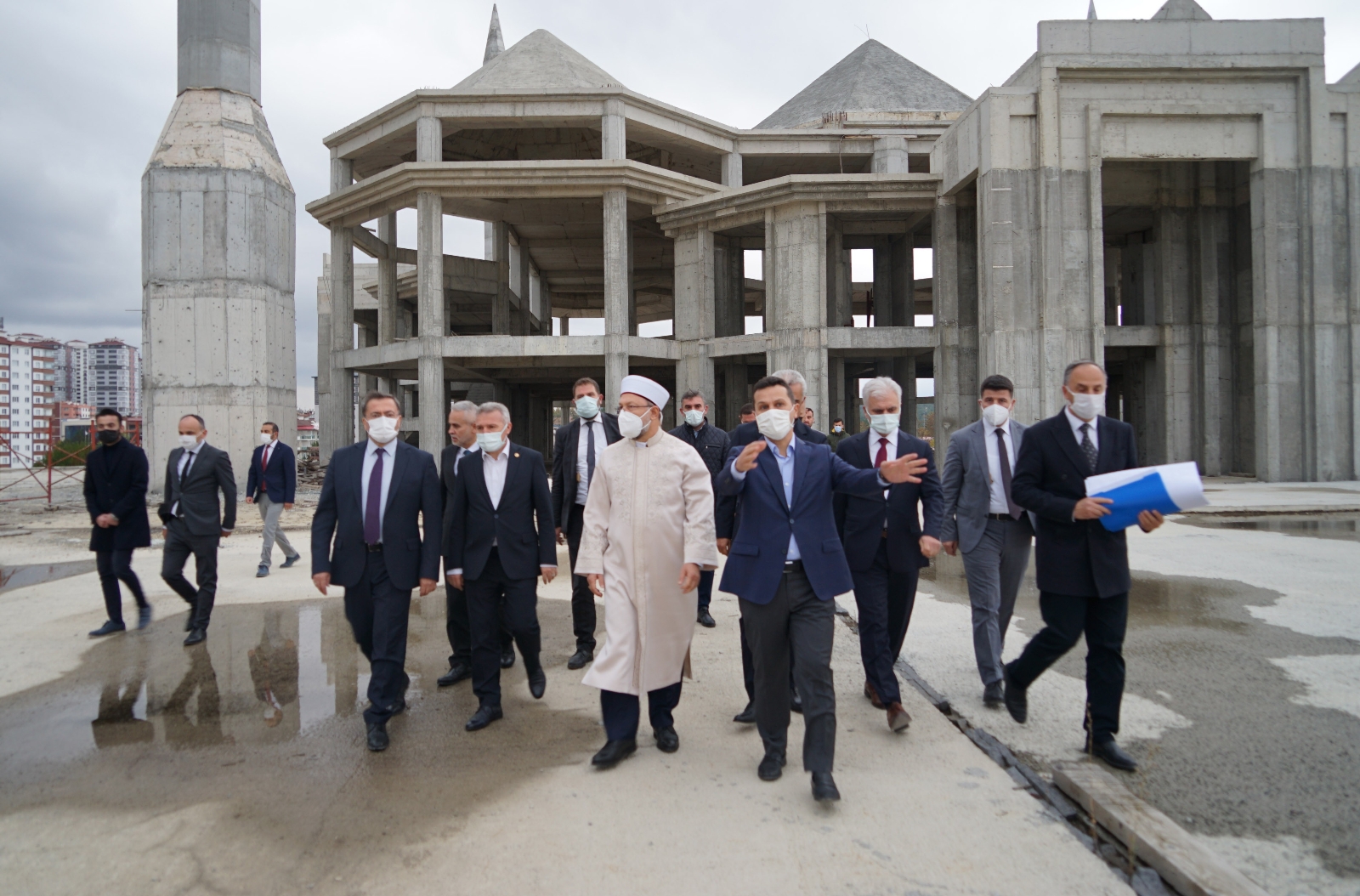 Diyanet İşleri Başkanı Erbaş, Yapımı 7 Yıldır Devam Eden Camiyi İnceledi