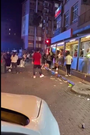 Işıklarda bekleyen araçtaki kişilere bardak fırlattı, tekme tokat dövüldü