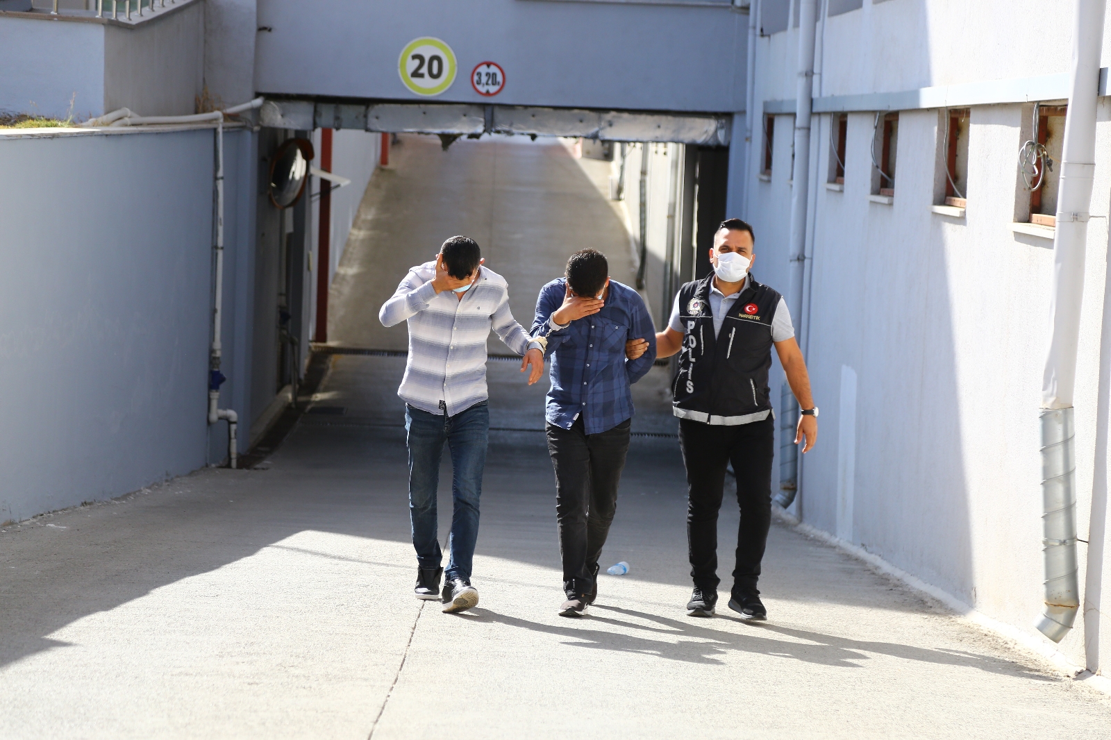 Adana’da iki araçta 12 kilo 600 gram esrar ele geçirildi