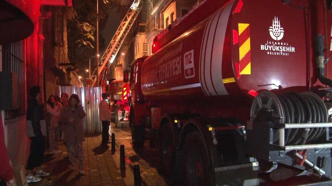 Balat’ta 4 katlı bina alev alev yandı