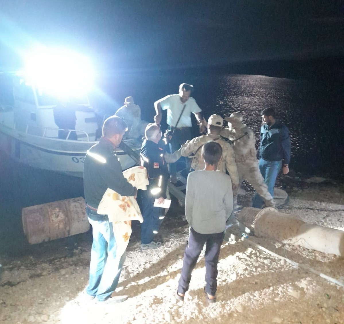 Baraj ortasındaki adada mahsur kalan öğretmen kurtarıldı