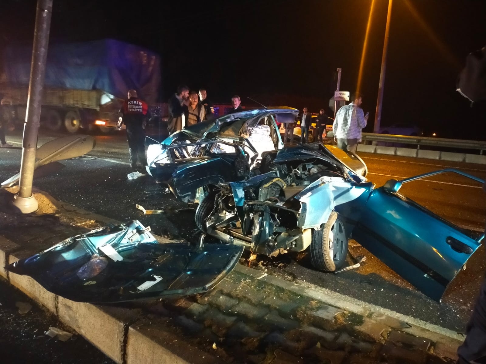 Kamyon ile çarpışan otomobil hurda yığınına döndü: 2 ağır yaralı