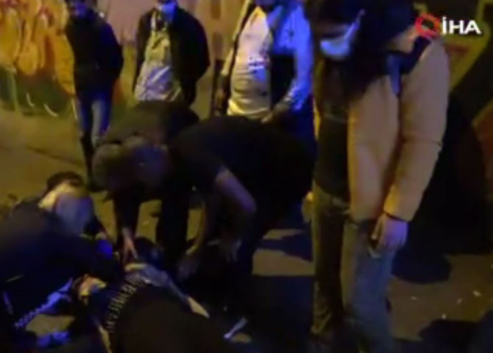 Taksim’de gaz pedalı takılı kalan otomobil iki turiste çarptı