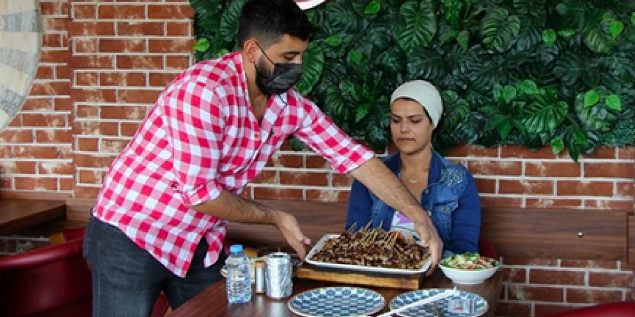 Denizli'de 37 dakikada 247 adet çöp şiş yiyerek rekor kırdı