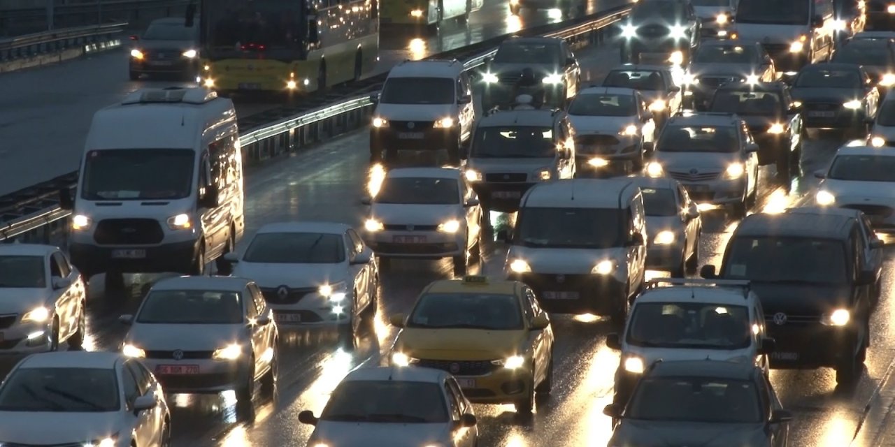 İstanbul’da haftanın ilk iş gününde yağmur, trafiği vurdu