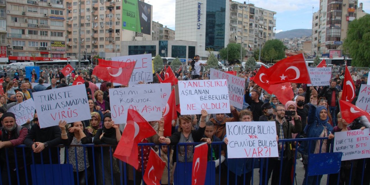 İzmir’de, aşı karşıtları miting düzenledi