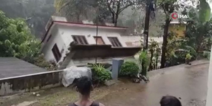 Hindistan’da sel sularına dayanamayan ev yıkıldı