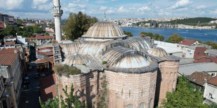 5 asırlık caminin içinde gizemli mezar