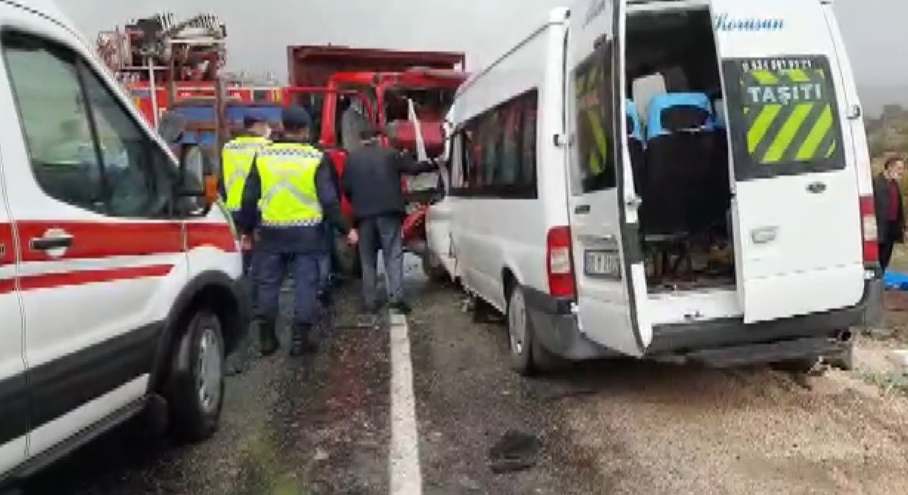 Kamyonetle minibüs çarpıştı: 1 ölü, 12 yaralı