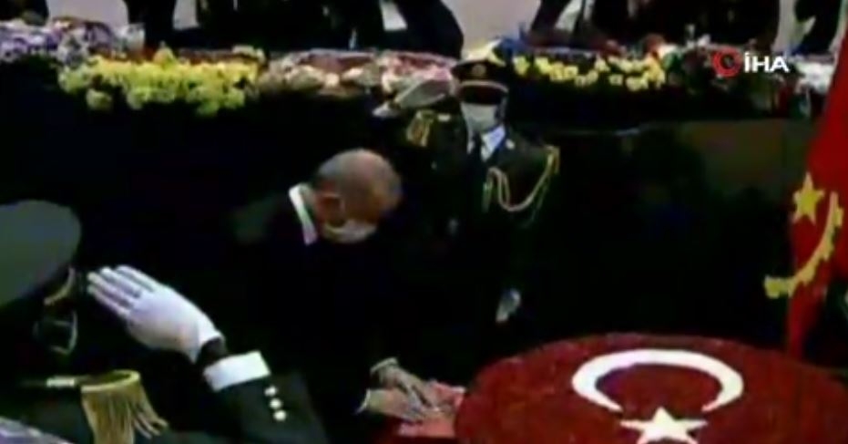 Erdoğan, Angola’nın ilk Devlet Başkanı Antonio Agostinho Neto’nun anıt mezarını ziyaret etti