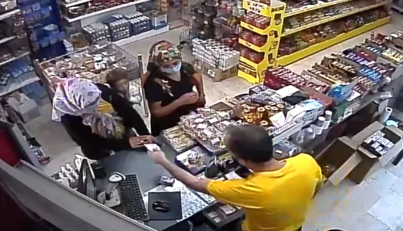 Anneleri Tırnakçılık Yaparken Çocukları Nar Ve Üzüm Çaldı