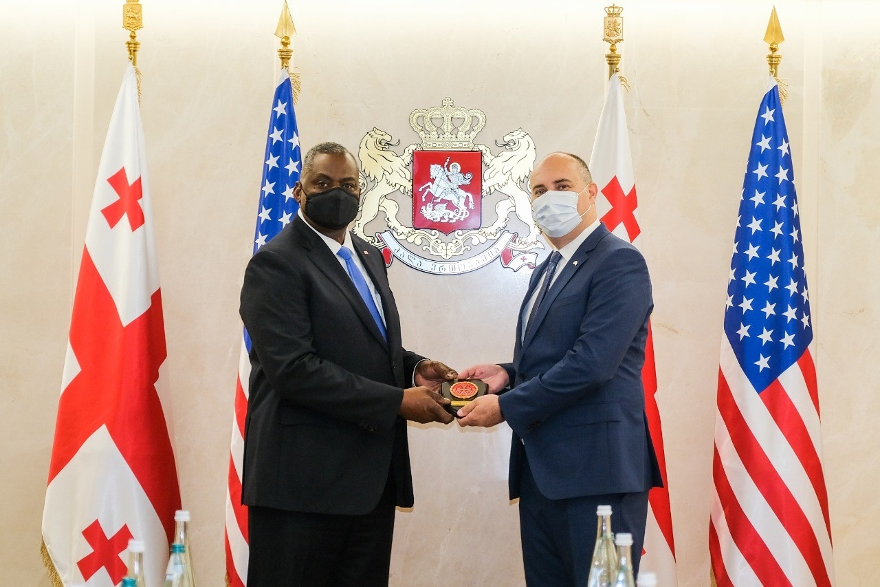 ABD Savunma Bakanı Lloyd Austin, mevkidaşı Juansher Burchuladze ile Gürcistan’da bir araya geldi