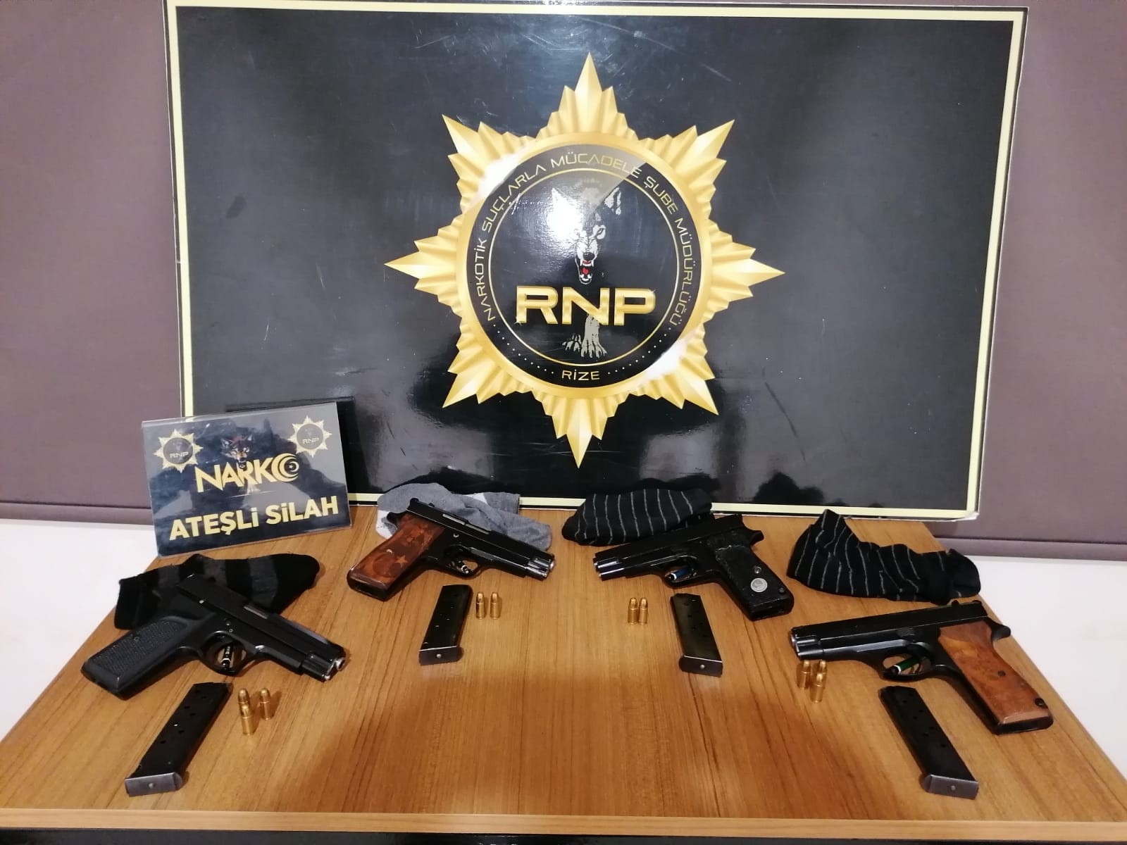 Çorapların İçindeki Tabancalar Polisin Dikkatinden Kaçmadı