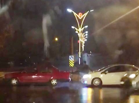 Hareket Halindeki Aracın Kaputunun Üzerine Oturup, Ayaklarıyla Öndeki Aracı İttiler