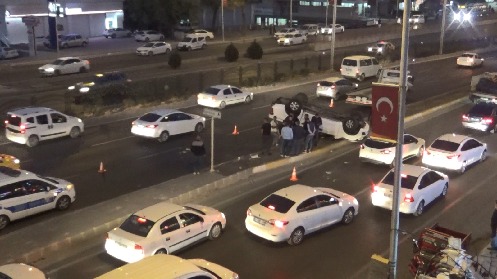 Üst Geçidi Kullanmayıp Yoldan Geçen Çocuklara Çarpmamaya Çalışırken Takla Attı