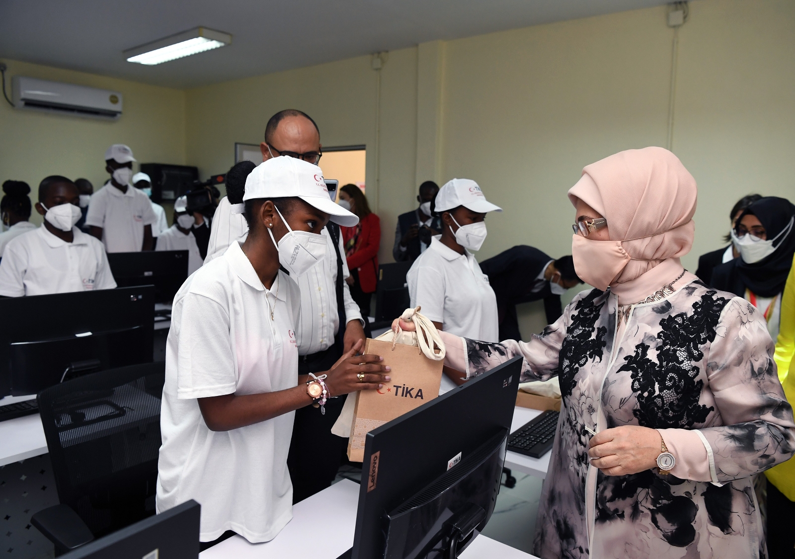 Emine Erdoğan: "Angola Halkının Birlik İçinde Yürüttüğü Çalışmaları Takdirle İzliyoruz"