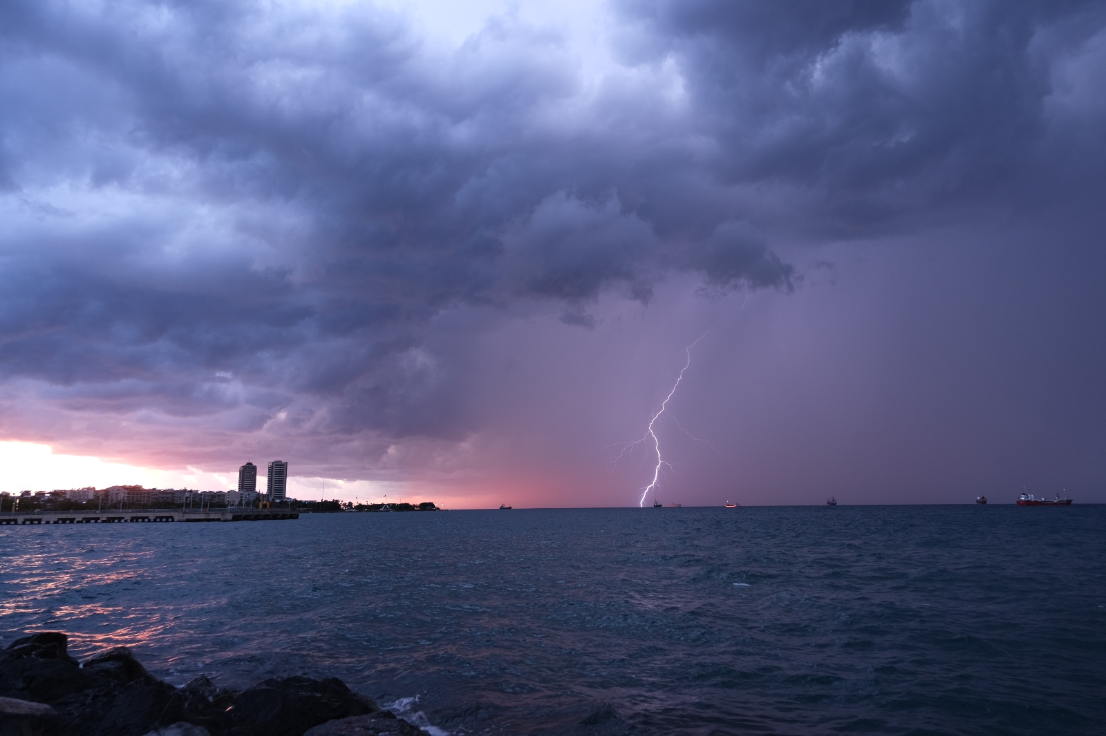 İskenderun Körfezi’nde Gün Batımında Şimşekler Görsel Şölen Oluşturdu