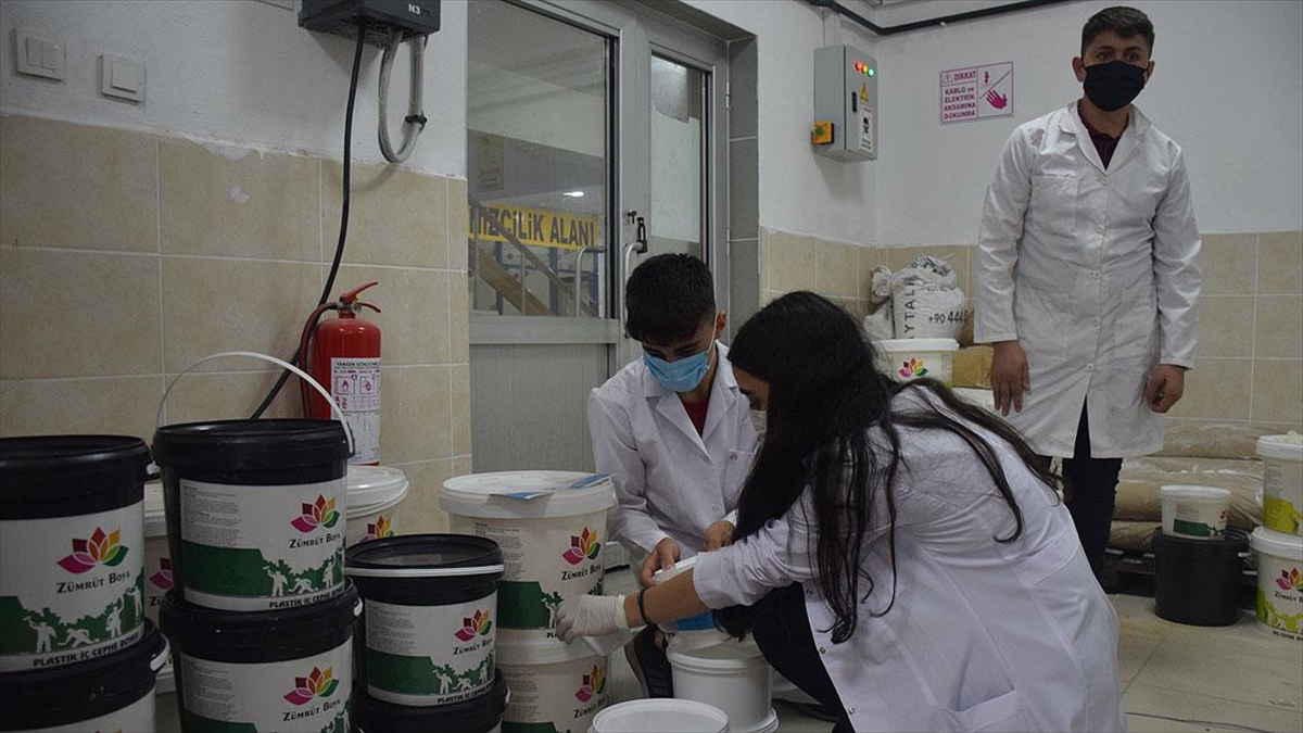 Kurumların Duvarları Meslek Lisesinde Üretilen Boyalarla Renkleniyor