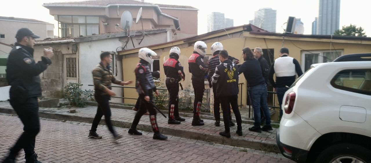 Beşiktaş’ta Hareketli Anlar: Keserle Direnen Şahsı Polis Kalkanlarla Eve Girip Aldı