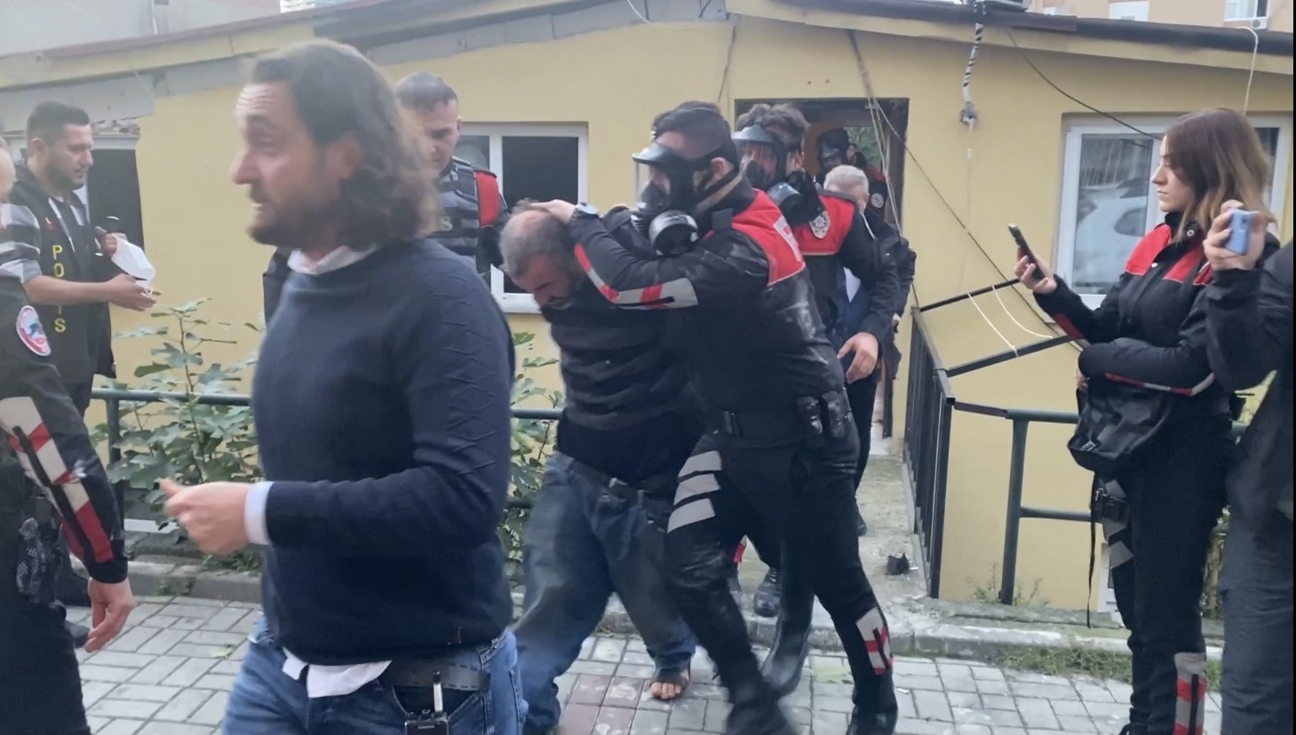 Beşiktaş’ta Hareketli Anlar: Keserle Direnen Şahsı Polis Kalkanlarla Eve Girip Aldı