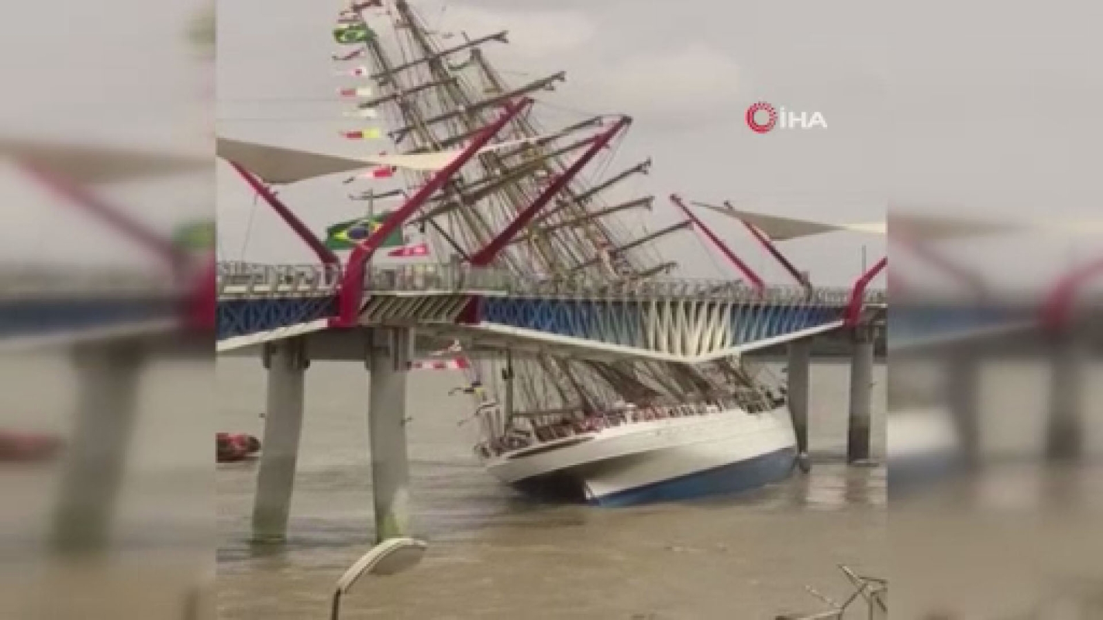 Brezilya Donanması’na Ait Eğitim Gemisi Ekvador’da Köprüye Çarptı