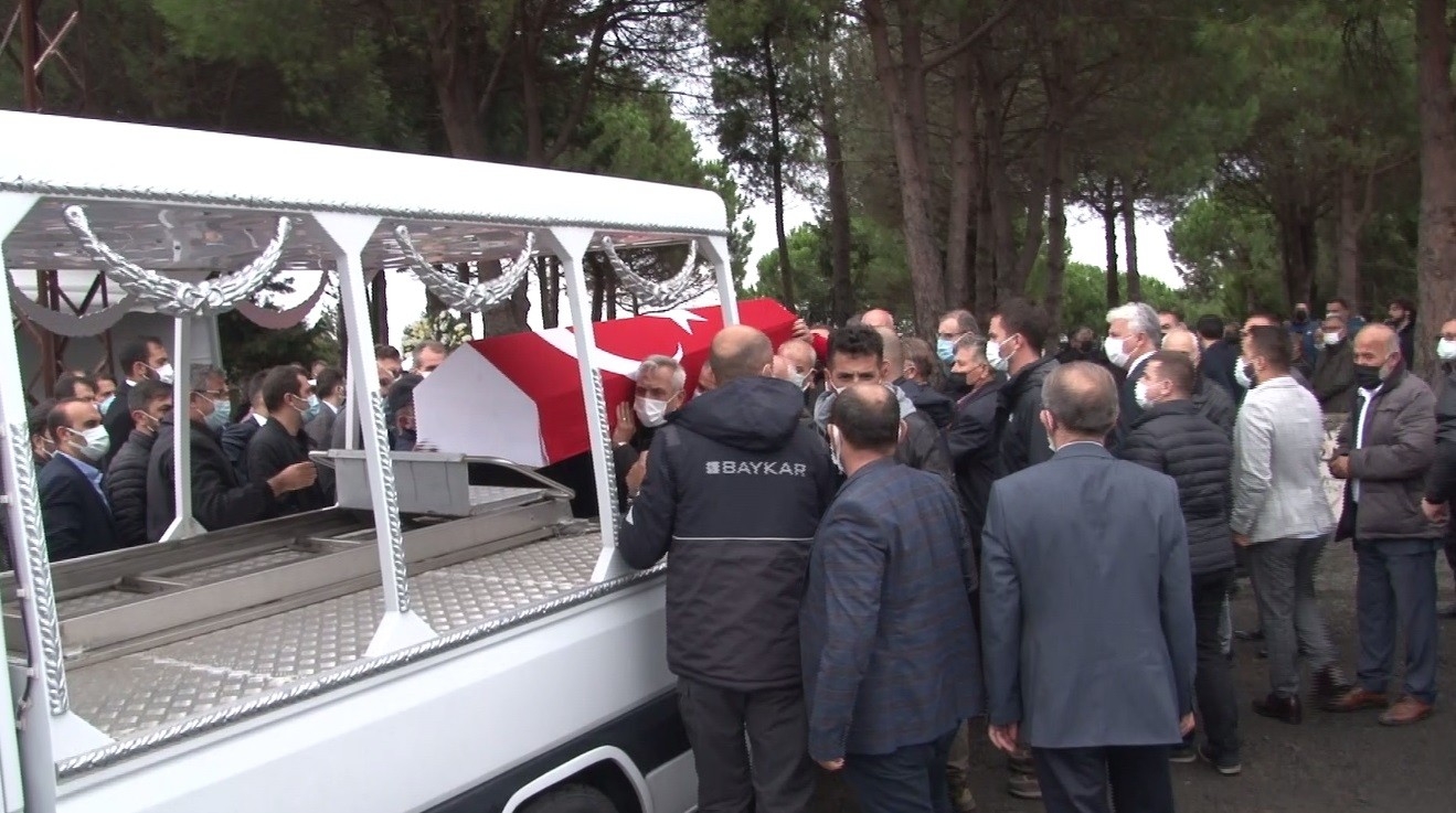 Baykar Yönetim Kurulu Başkanı Özdemir Bayraktar, Aile Kabristanında Defnedildi