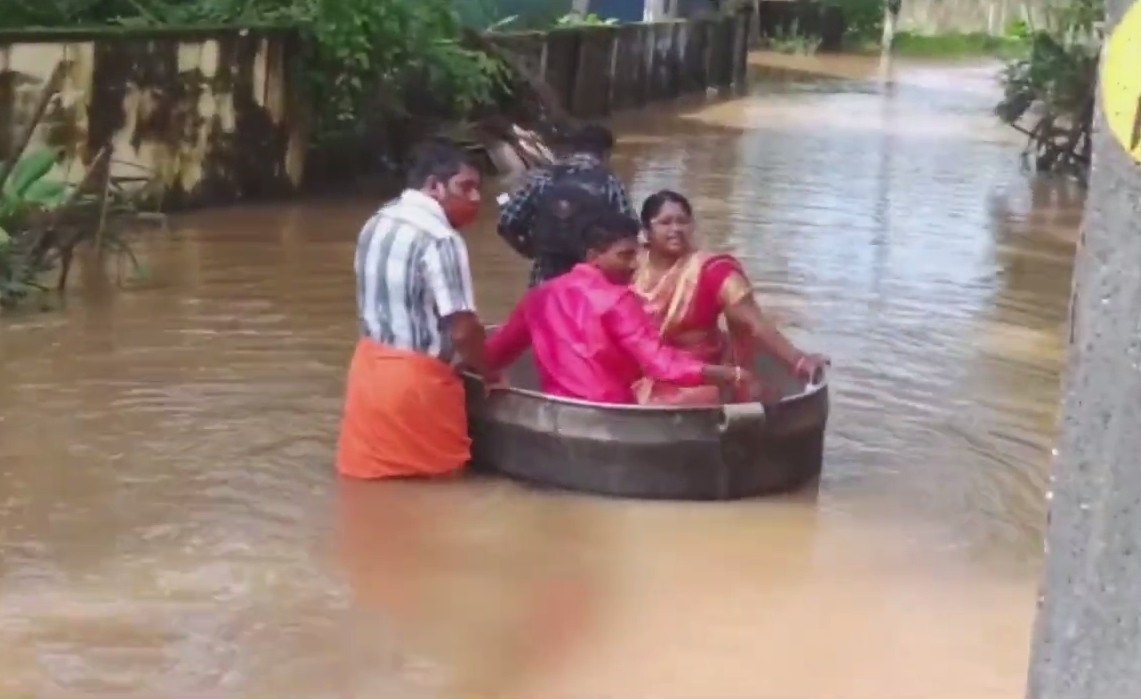 Hindistan’da Sel Felaketi Düğüne Engel Olamadı