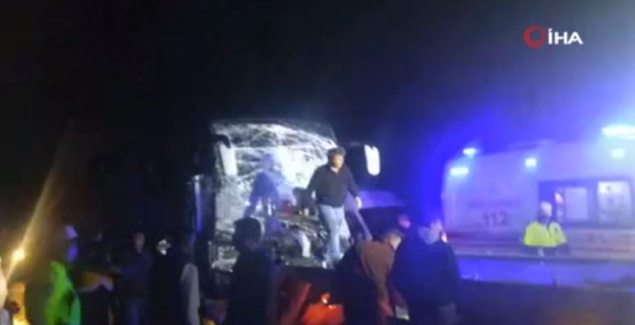 Afyonkarahisar’da otobüs tıra arkadan çarptı: 11 yaralı