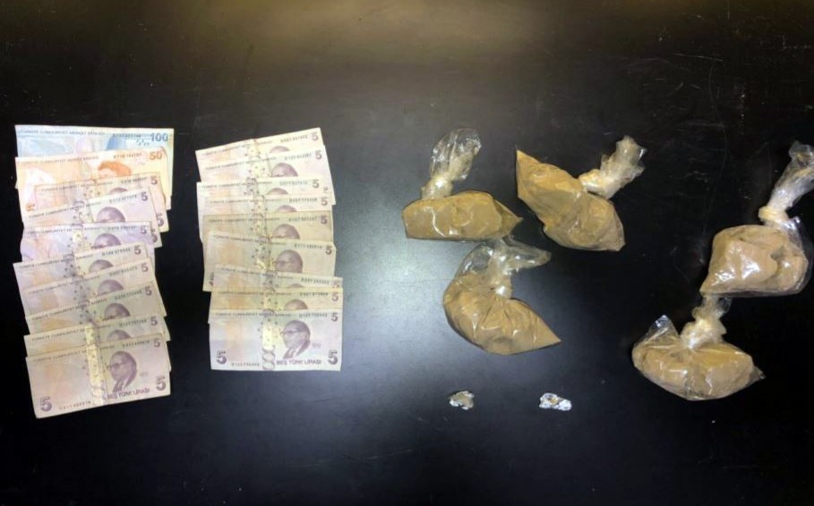 Uygulama noktasından kaçan şüphelinin üzerinden yarım kilo eroin çıktı