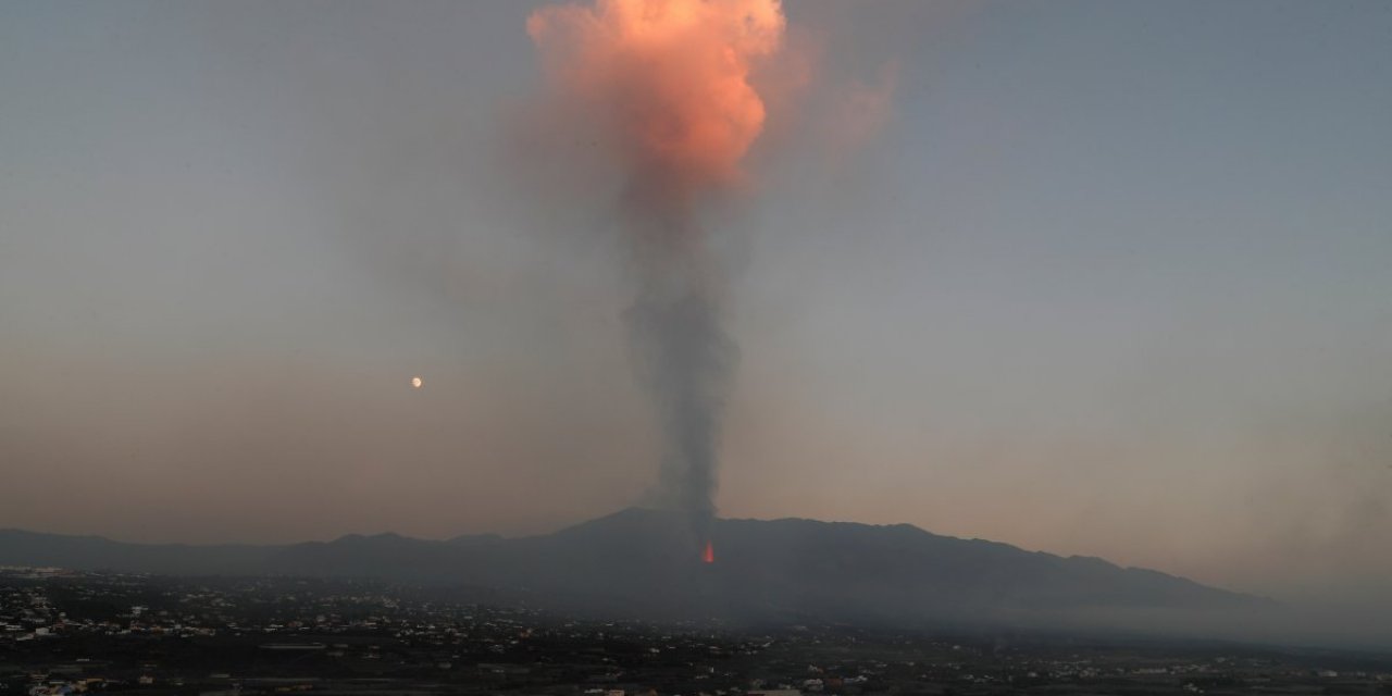 La Palma Adası'ndaki volkan, bir ayda 85 milyon metreküp lav püskürttü