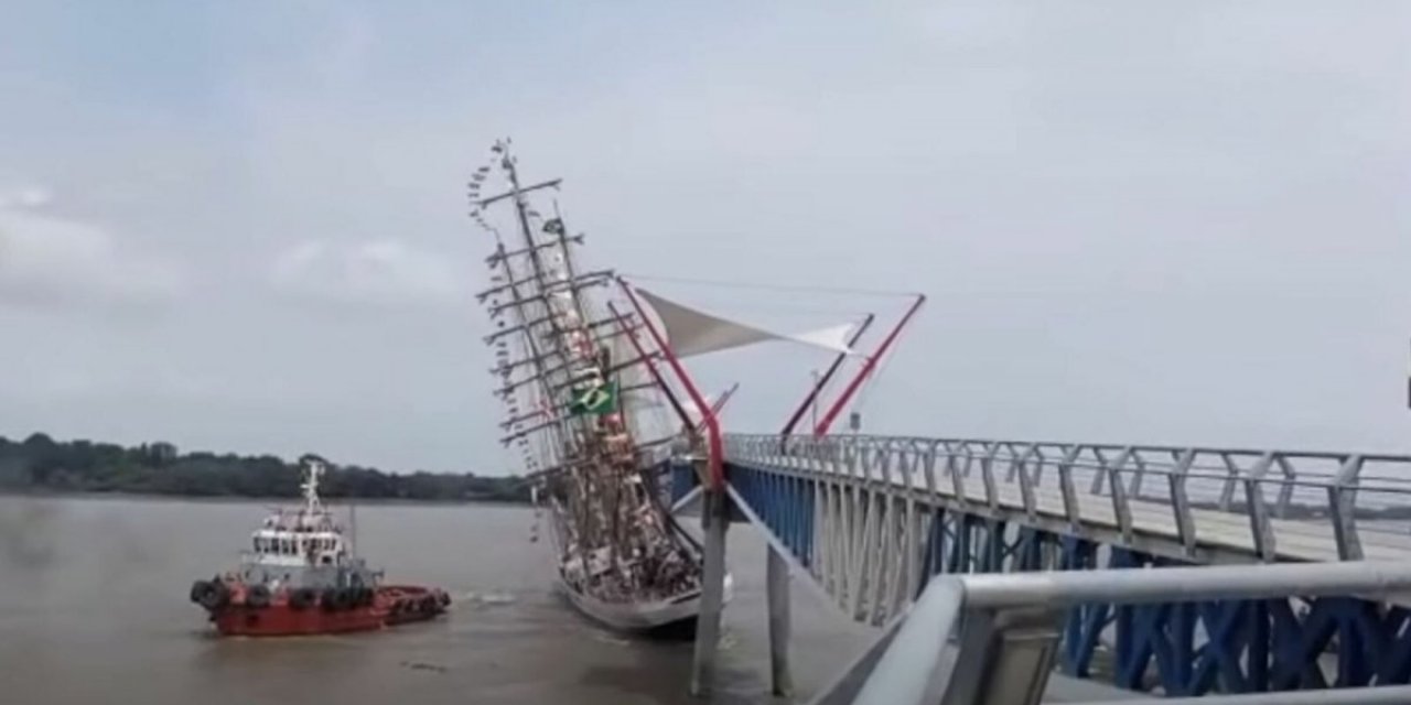 Ekvador'da Brezilya'ya ait eğitim gemisi köprüye çarptı