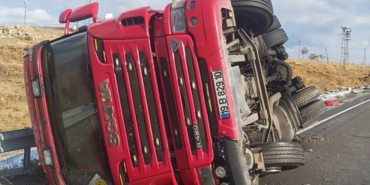 Bitlis'te yük taşıyan tır devrildi