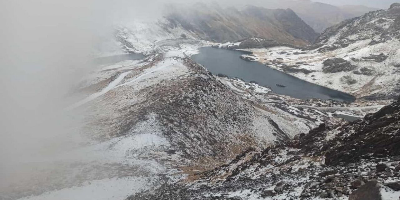 Yüksekova'nın yüksek kesimlerine mevsimin ilk karı yağdı
