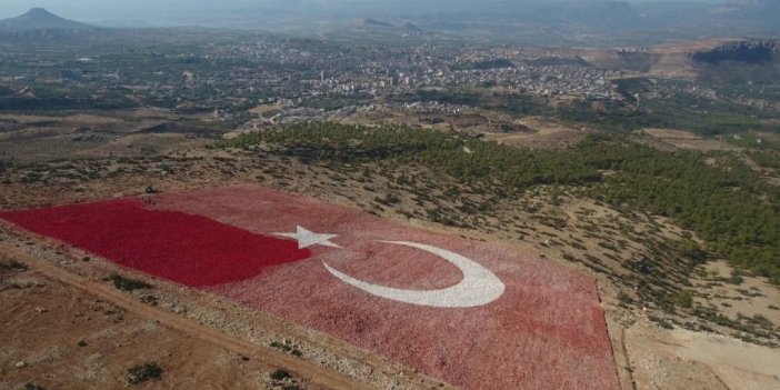 Dünyanın en büyük bayrağı boyanıyor