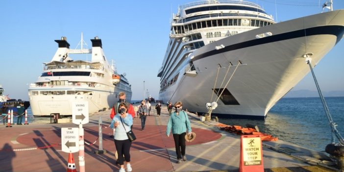 Kuşadası’nda iki kruvaziyer gemisi limana yanaştı