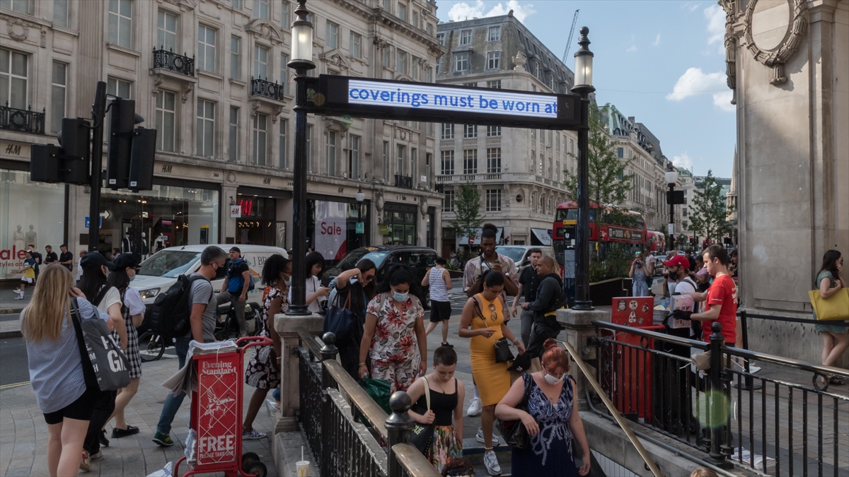 İngiltere'de Artan Kovid-19 Vaka Sayıları Endişeye Yol Açtı