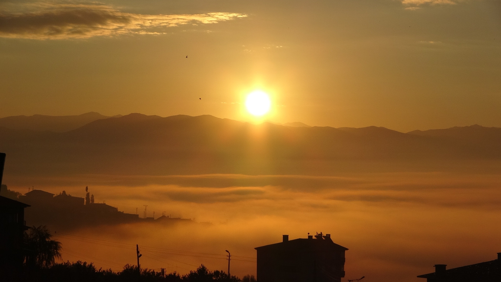 Yüksekova’da Etkili Olan Sis Kartpostallık Görüntüler Oluşturdu