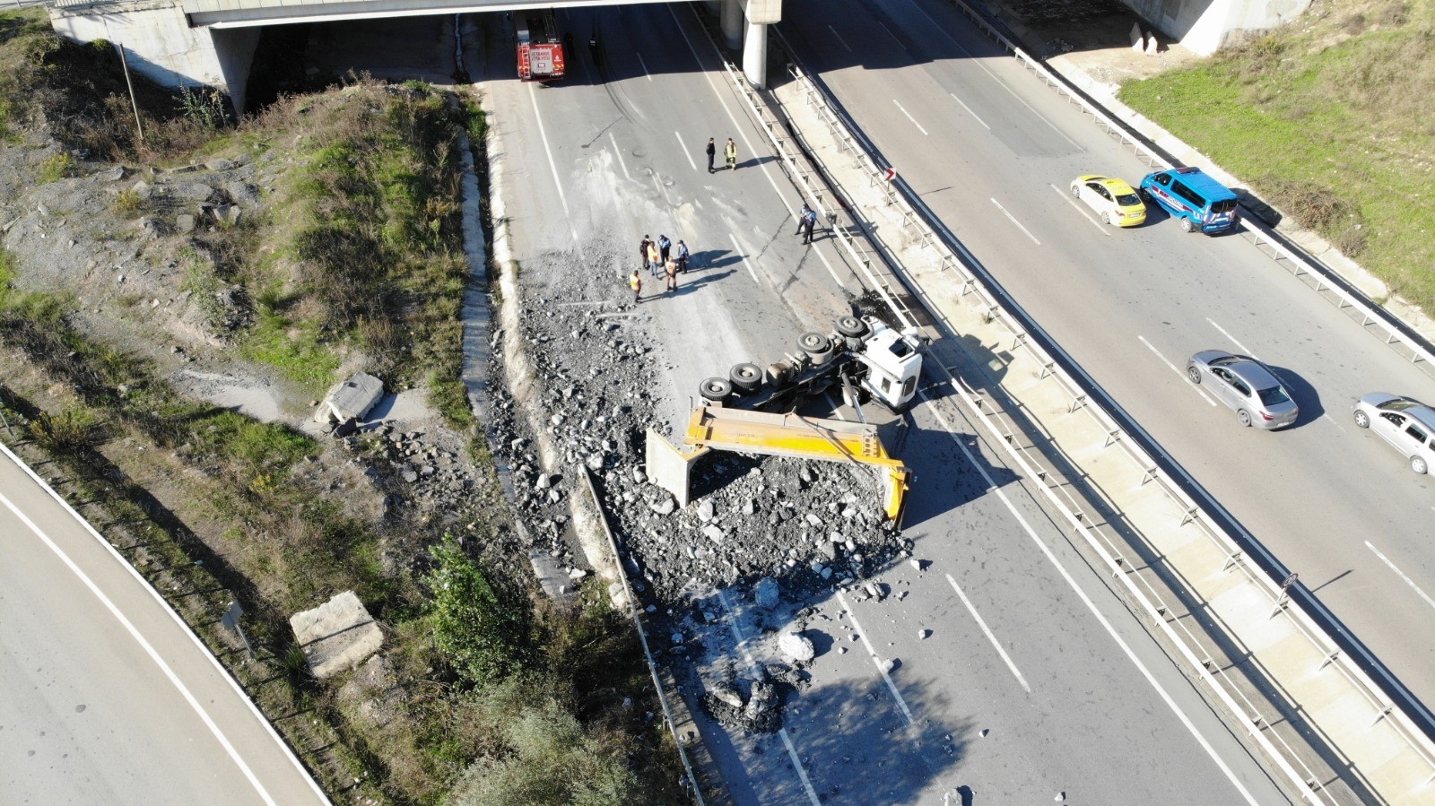 Şile’de Hafriyat Kamyonu Yolda Yan Yattı: 1 Yaralı