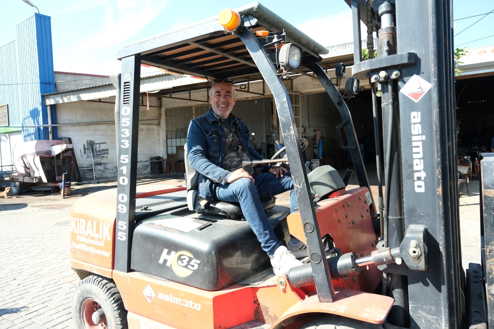 Otomobilin Yolu Kapatmasına Kızdı, Forkliftle Kaldırıp Kenara Bıraktı