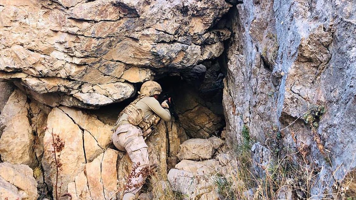 Erzincan Kırsalında Teröristlerce Kullanılan 12 Mağara, Sığınak Ve Depo İmha Edildi